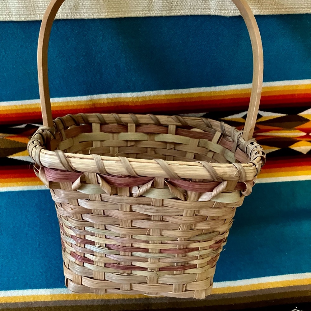 CANADIAN INDIAN STYLE WOVEN BASKET  RED  GREEN BROWN  RUFFLED  TWINED ACCENTS